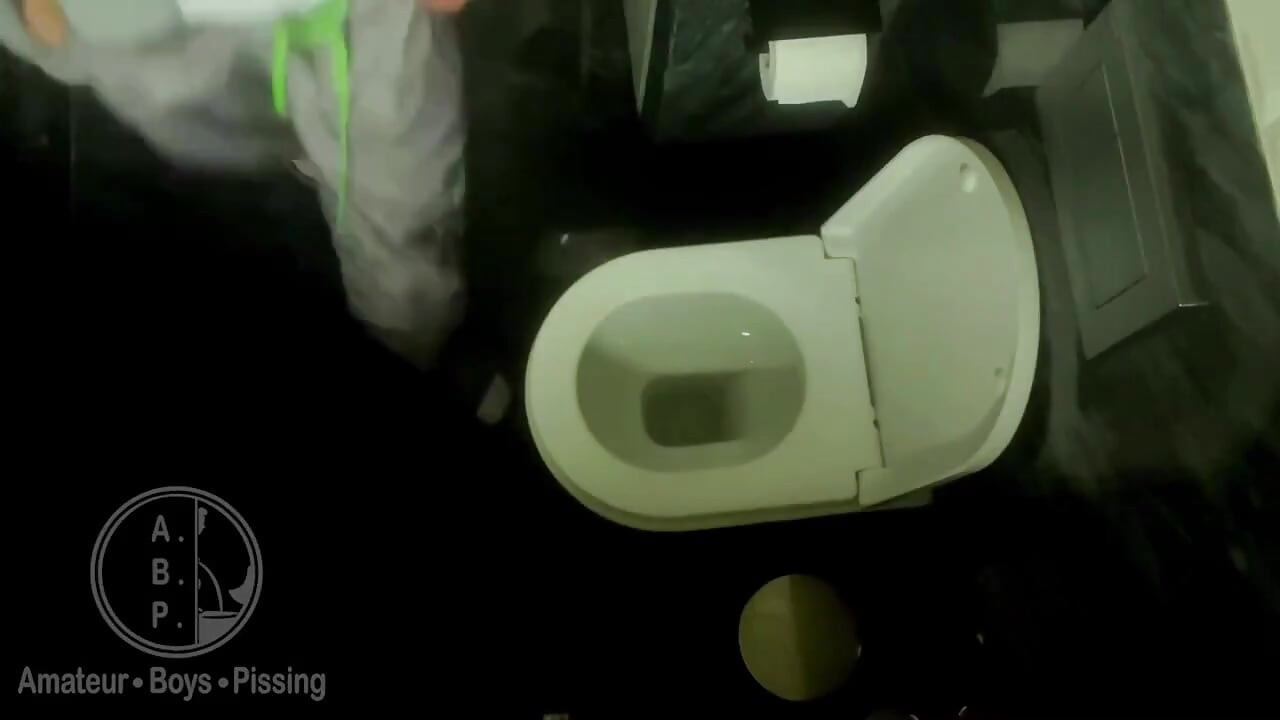 Amateur Boys Peeing Together