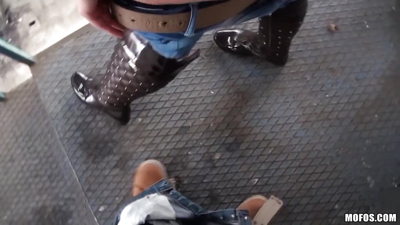 Public Pickups - Hot Blonde Amateur Linda Ray Fucks for Some Spending Money