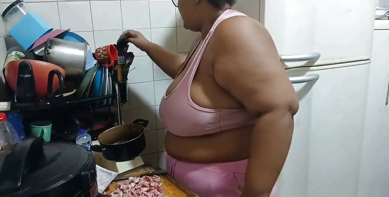 Mama vitregă în bucătărie, se fute până când are parte de multă spermă în gură.