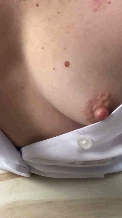 Yaramaz hemşire sikimi sikiyor. bakış açısı orta yaşlı seksi kadının güzel doğal göğüsleri | Klip 1