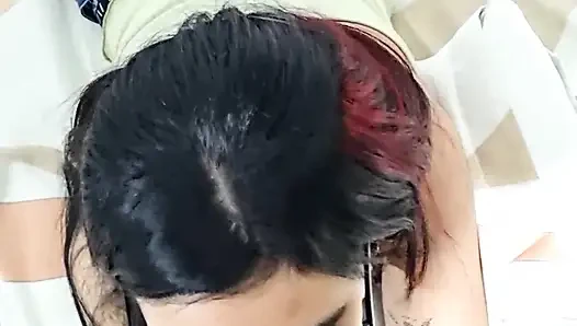Sürtük büyük bir yarak emmeyi ve tüm ağzını sütle doldurmanın tadını çıkarıyor