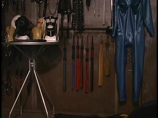 Slut in rubber zips herself in rubber sack