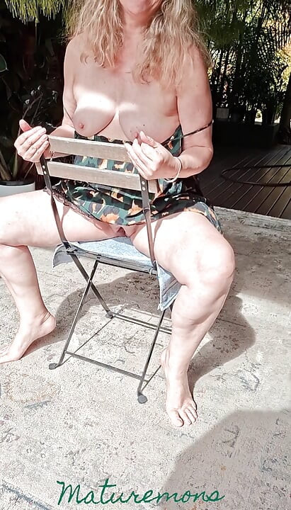 好色熟女撫摸她的乳頭，展示她的大肉唇。