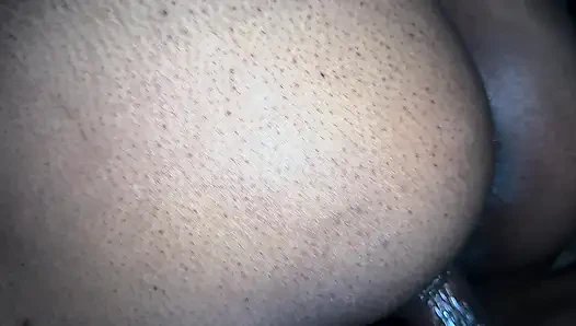 Сводная сестра издевает киску, как она скачет на этом хуе