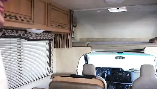 Büyük memeli azgın genç esmer çılgınca sikiliyor