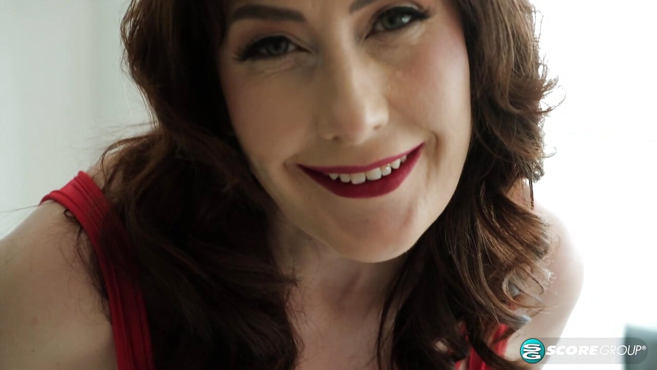 Big-titted MILF Melody Mynx DPs herself