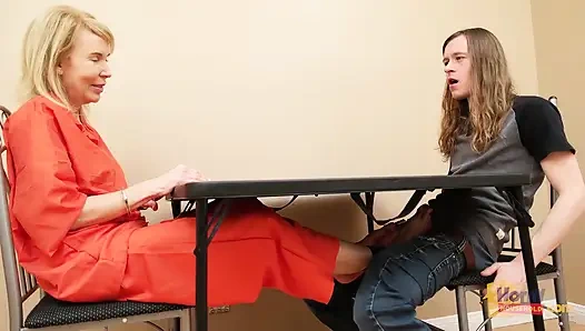 Eheliche footjob mit MILF-gefangenen