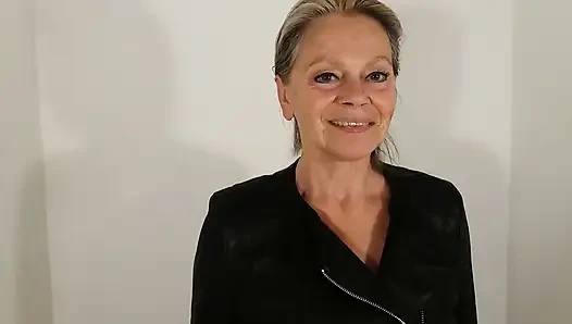 Geile Oma Trägt String-tangas Und Leggings!
