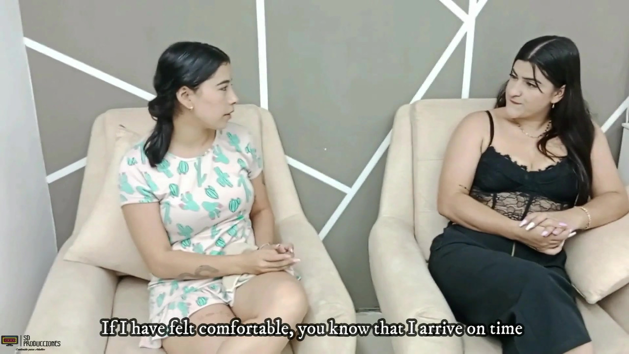 欲火中烧的员工第一次玩女同性爱 - 西班牙语色情