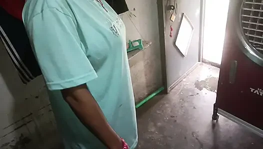 Mutfakta, büyük göğüsler ve Hintçe ses en iyi elle muamele gösterilerek penisten su çıkarıldı.