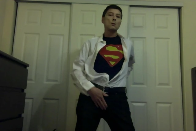 Сексуальный супермен, стриптизерша-мужчина, косплей Clark Kent и задница Logan