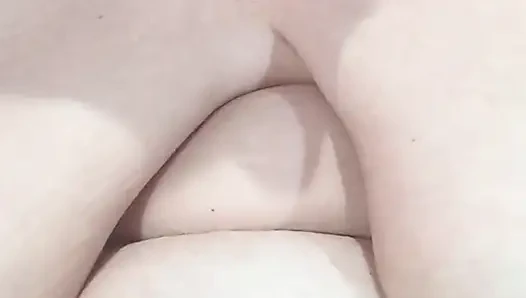 Bu edepsiz sürtük 10 kez boşalırken şaibeli davranışını porno izliyor