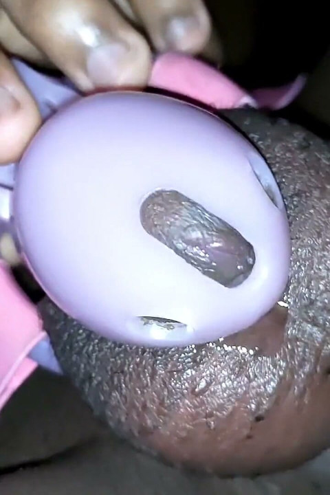 Black Femboy Sissy在贞操笼里射出大量精液