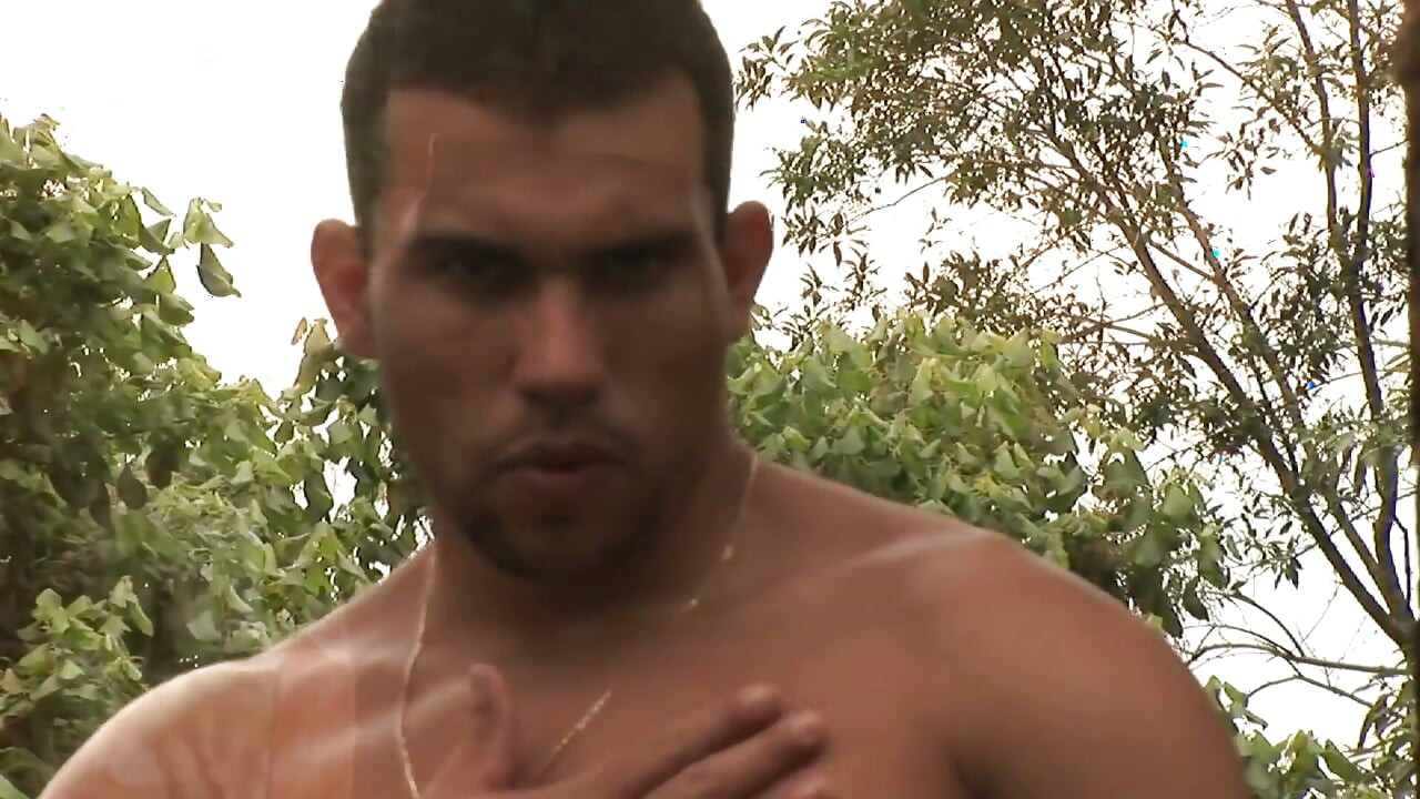 Beefy muscle dude masturbates outdoors