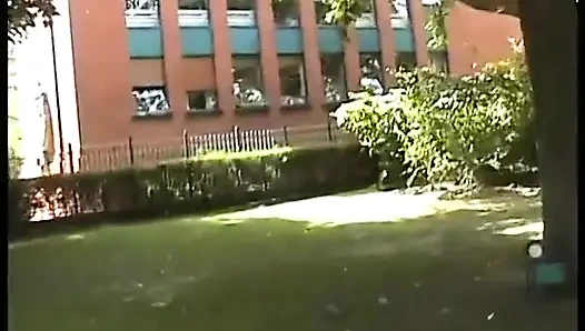 Si cantik lisa lagi asik muasin memeknya sendirian di perjalanan yang super hot!