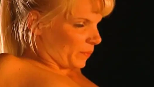 Sarışın hatun açık havada tutkuyla emiyor ve sikişiyor