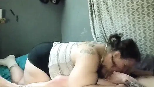 Orta yaşlı seksi kadın onu zevkle fışkırtıyor !!!