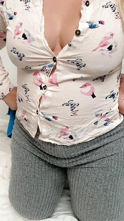 My Stepmom Milf Cleaning And Bouncing Her Beautiful Ass In Yoga Pants