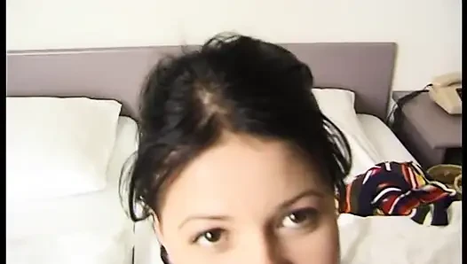 Gadis remaja imut rambut cokelat lagi asik mainin dildo dan kontol