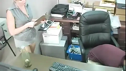 Tante seksi rambut pirang ini dientot habis-habisan sama kontol besar