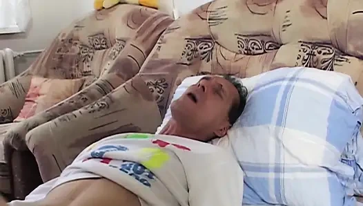 Aksi nakal tante seksi yang lagi sange berat ini dipuasin sama ayah tirinya sendiri