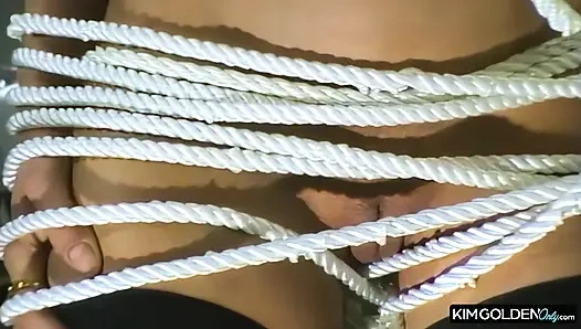 Sinnliche Seilbondage mit leidenschaftlichen Frauen