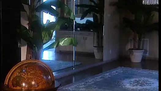 Olgun sarışın amcığını yalatıyor ve parmaklıyor