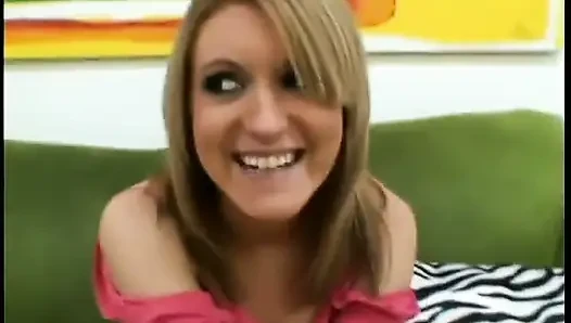 Blondie bekommt ihre natürlichen titten gequetscht, bevor sie den schwanz eines typen auf dem sofa lutscht