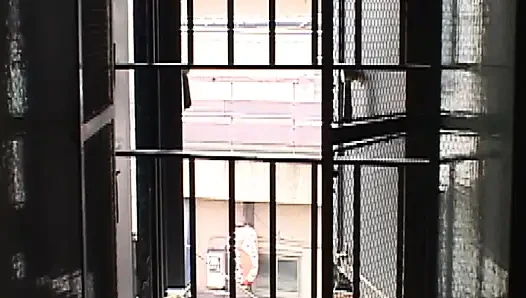 P128G05 Nazik bir annenin önünde bir adam tarafından kucaklandığı sıradan Showa devri cityscape'inde şehvetli bir erotik dram dizisi