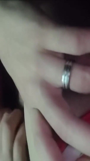 彼女が彼を待っている間、私は彼女の家の前で彼の精液を飲み込みました | クリップ 1