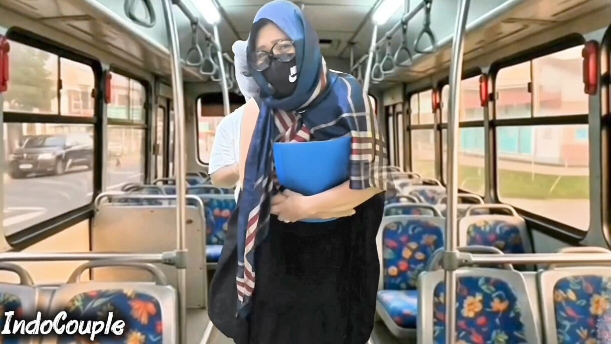 Murid sekolah murid nakal ini muasin dirinya sendirian di dalam bus starnger!