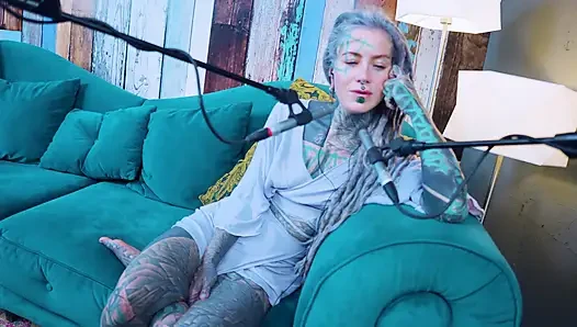 P hakkında konuşuyorum - tutku - asmr podcast sfw konuşuyor gotik sıska kız dreadlocks dövmeli model dövmeli kız