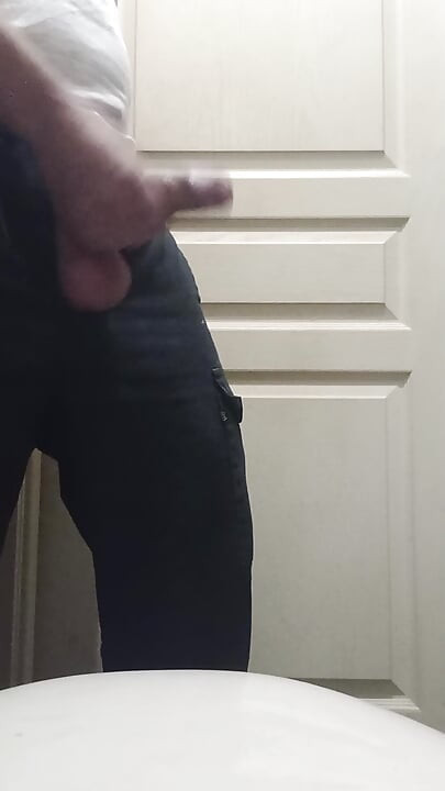 A guy jerks off in the toilet