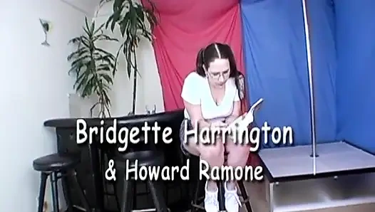 Коренастая студентка, подхотливая стриптизершу, хочет пососать член