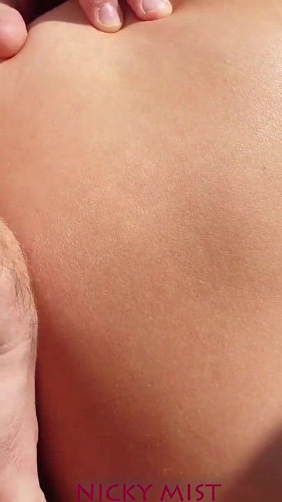 「彼はトウモロコシ畑で私のパンティーに射精する」からの驚愕の瞬間