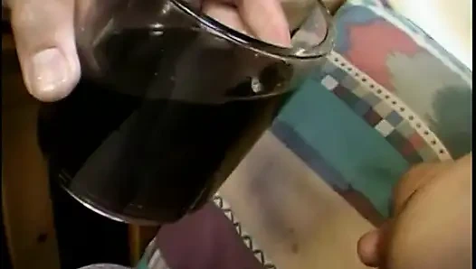 Азиатская девушка доит свои сиськи в зеркале для тебя