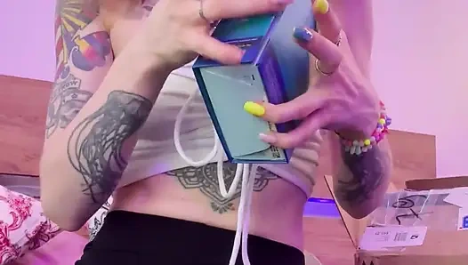 Aku lagi asik ngentot memekku pakai mainan seks baru