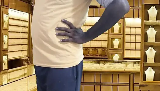 Tergoda sama orang yang sama orang asing