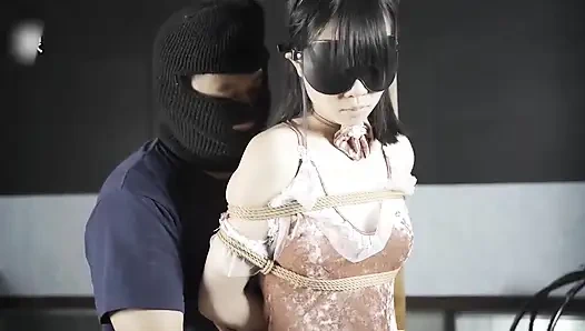 Xr61-kız bir sütuna bağlı ve ağzı tıkalı; İnlemeyi ve inlemeyi sürdürüyor