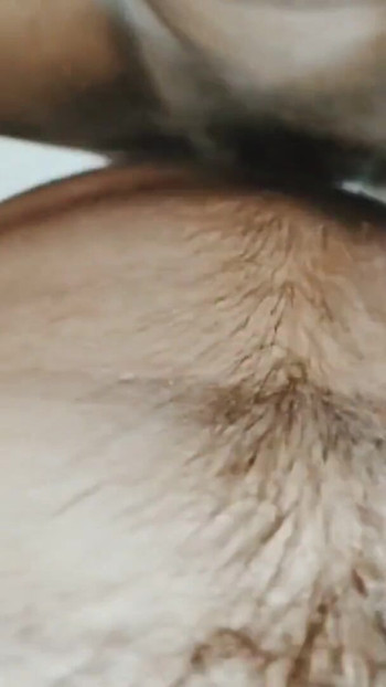 O fată drăguță și-a arătat țâțele și se cu degetul în videoclip viral | Clipul 2