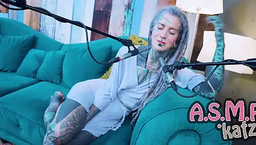 Aku berbicara tentang R - Relief - ASMR podcast SFW berbicara dengan gadis kurus gothic model tato gimbal