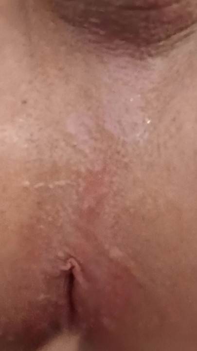 Lubang pantat besar berurat. Jilat memekku sampai menganga. Mainin lubangku, nyepong kontol besarku.