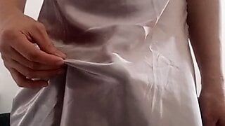 Enorme esperma usando lingerie de cetim