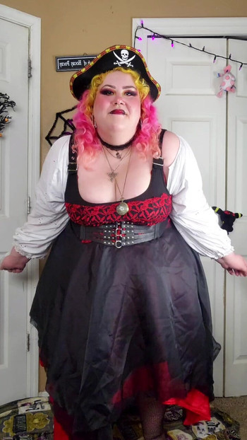 我穿着我的海盗服装玩得很开心。我希望大家像我一样享受它。谢谢你在这里，鼓励我的。