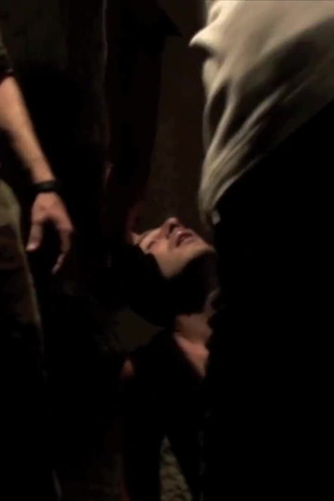 Yaşlı bir sapık tarafından aşağılanıyor ve sikiliyor | Barbarlar - bölüm 3