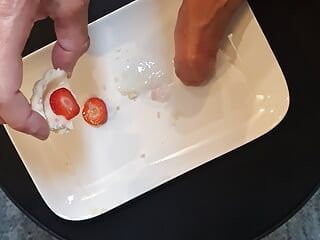 Masturbando no bolo de morango