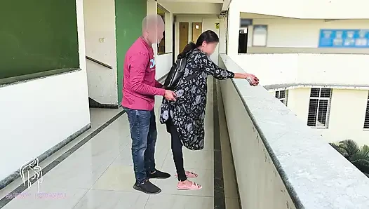Komal начала с ее бойфренда в школе, она начала отвергать Bindas