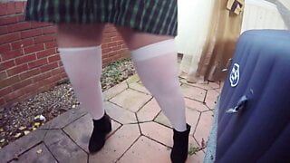 Mãe em uniforme escolar com meias brancas
