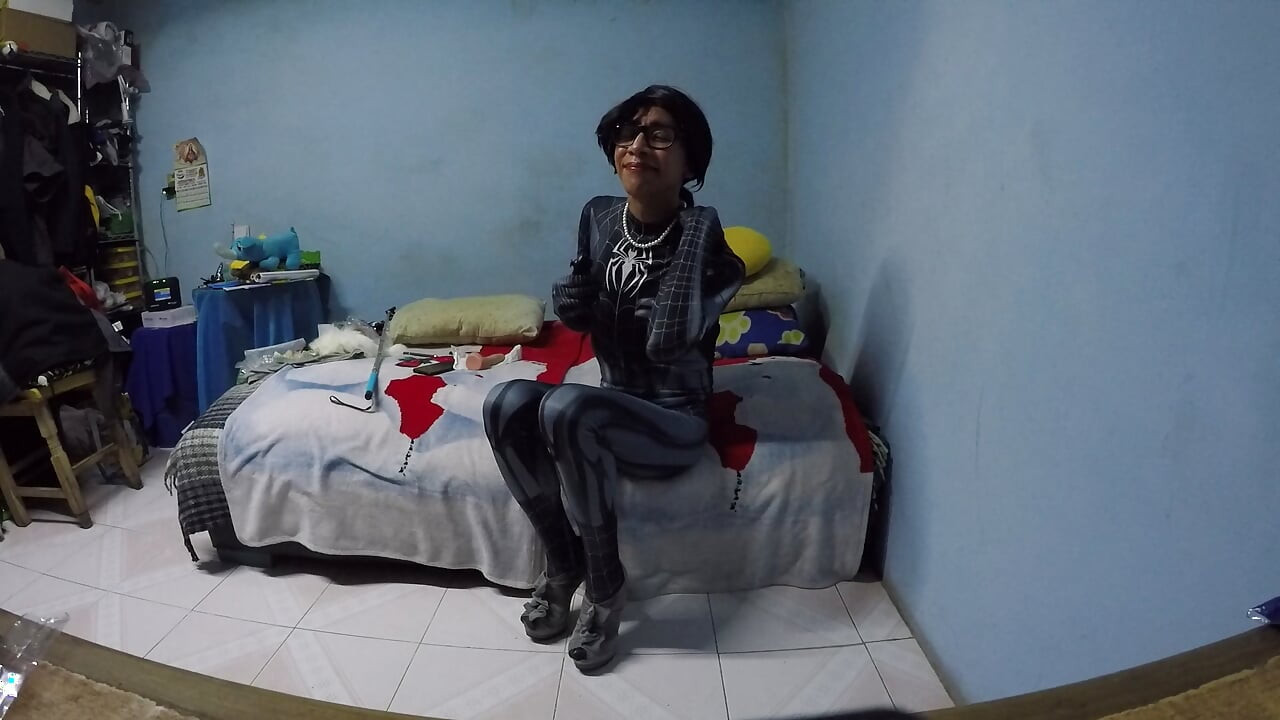 Joselynne Crossdresser dans un cosplay d’araignée prêt à sucer un gode, première partie