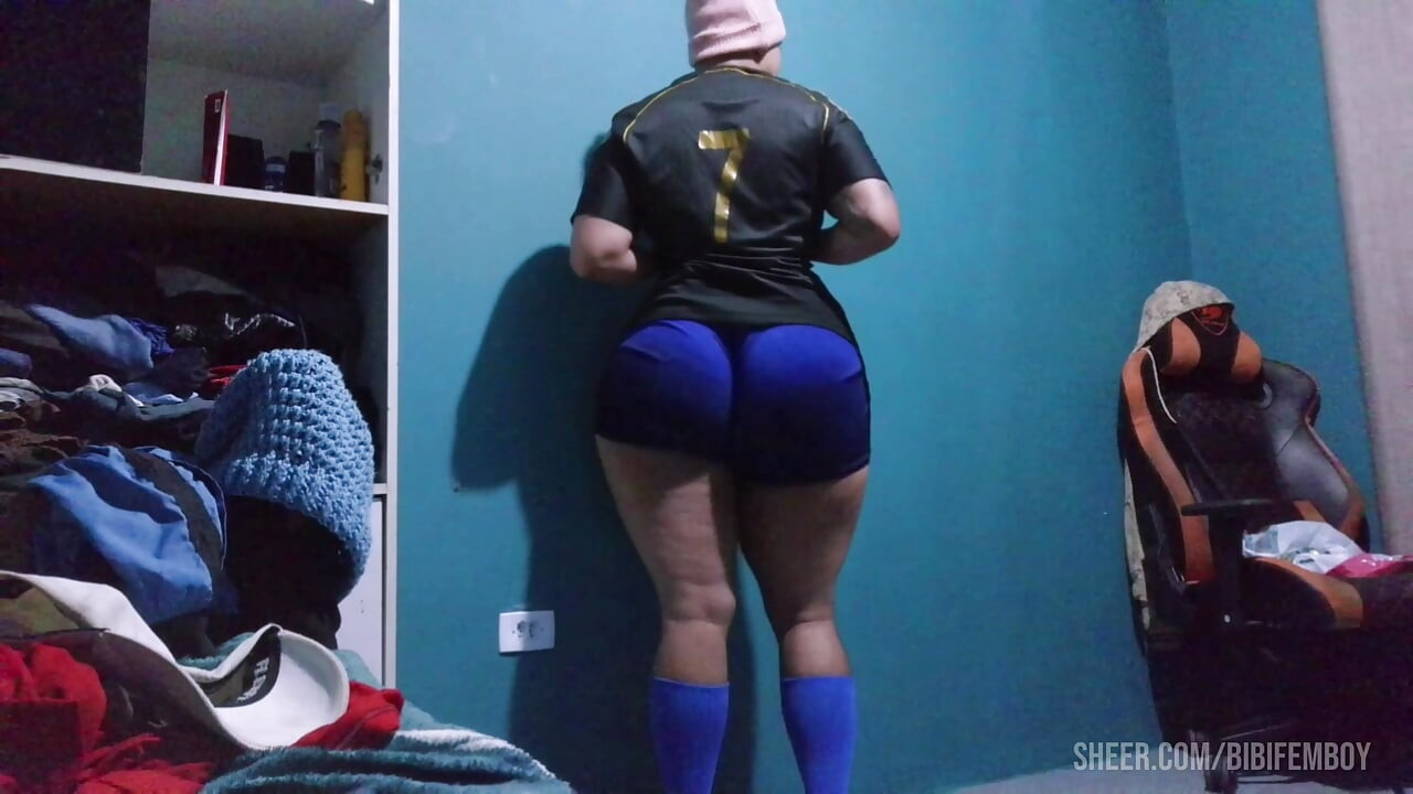 Μια καμπύλη Tranny με μεγάλο κώλο και θηλυκό σώμα.